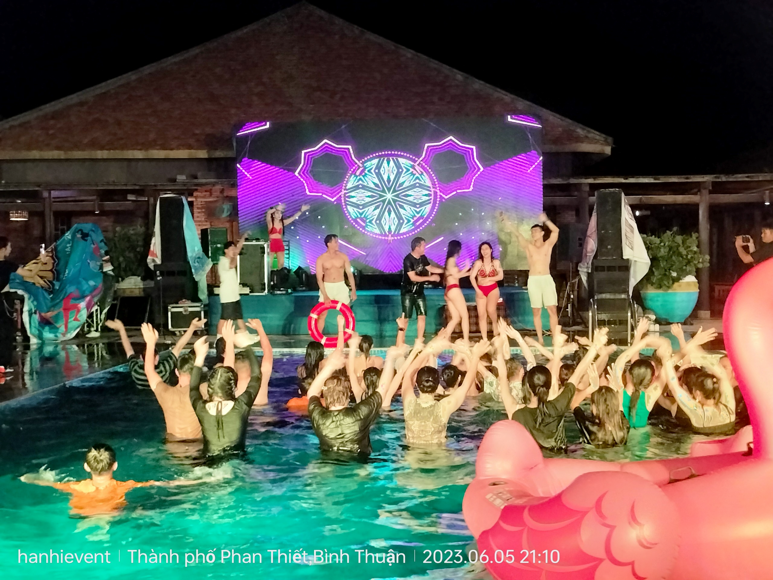 TỔ CHỨC POOL PARTY, GALA DINNER PARTY - BỮA TIỆC SẮC MÀU CHO DOANH NGHIỆP TẠI MŨI NÉ PHAN THIẾT BÌNH THUẬN