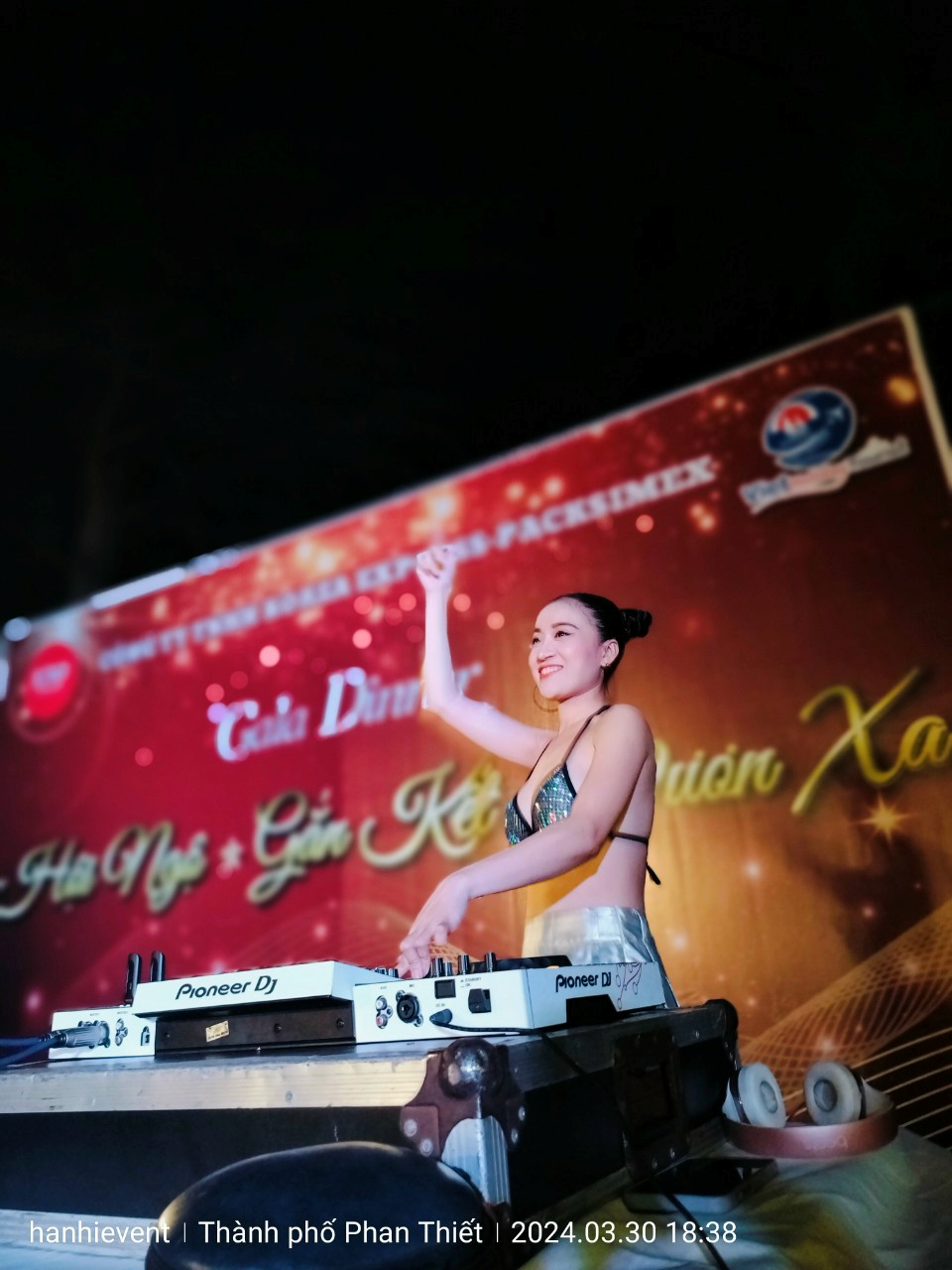 Cung cấp thiết bị sự kiện âm thanh ánh sáng,sân khấu, màn hình led gala dinner, beach party, pool party, DJ party gala dinner chuyên nghiệp Phan Thiết Bình Thuận. Tổ chức gala dinner, tổ chức pool party, beach party trọn gói tại Mũi Né Phan Thiết