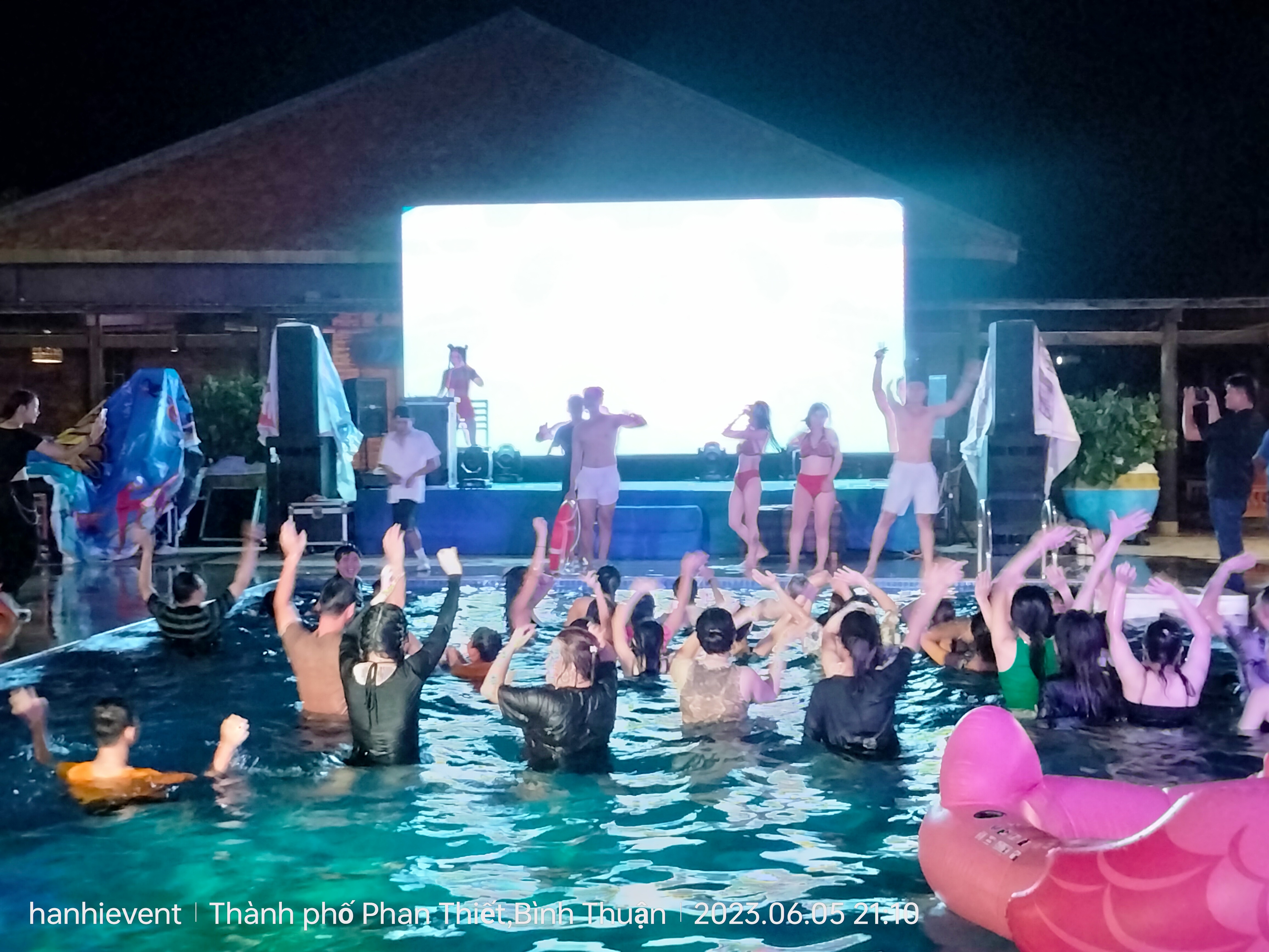 QUẨY CỰC SUNG VỚI SỰ KIỆN POOL PARTY CỰC CHÁY