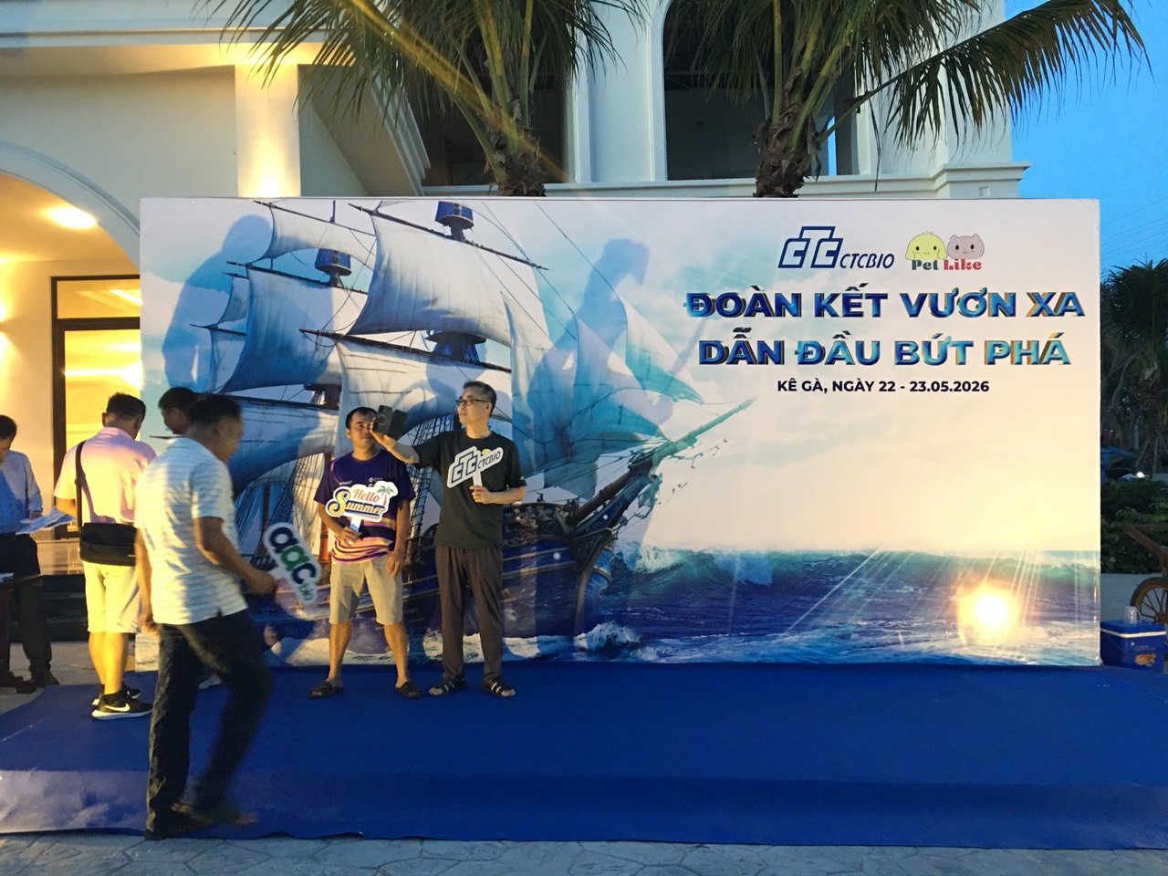 Thi Công Backdrop Photo Booth Phan Thiết Mũi Né Kê Gà Đẹp Giá Rẻ