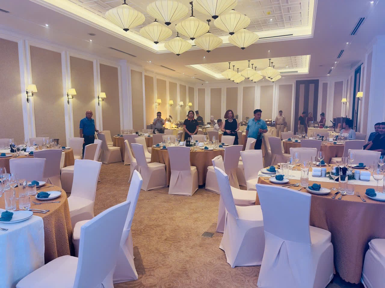 ký hợp đồng 1 năm cung cấp trọn gói dịch vụ âm thanh ánh sáng, sân khấu Mũi Né, Phan Thiết, Kê Gà, Tiến Thành, Bình Thuận