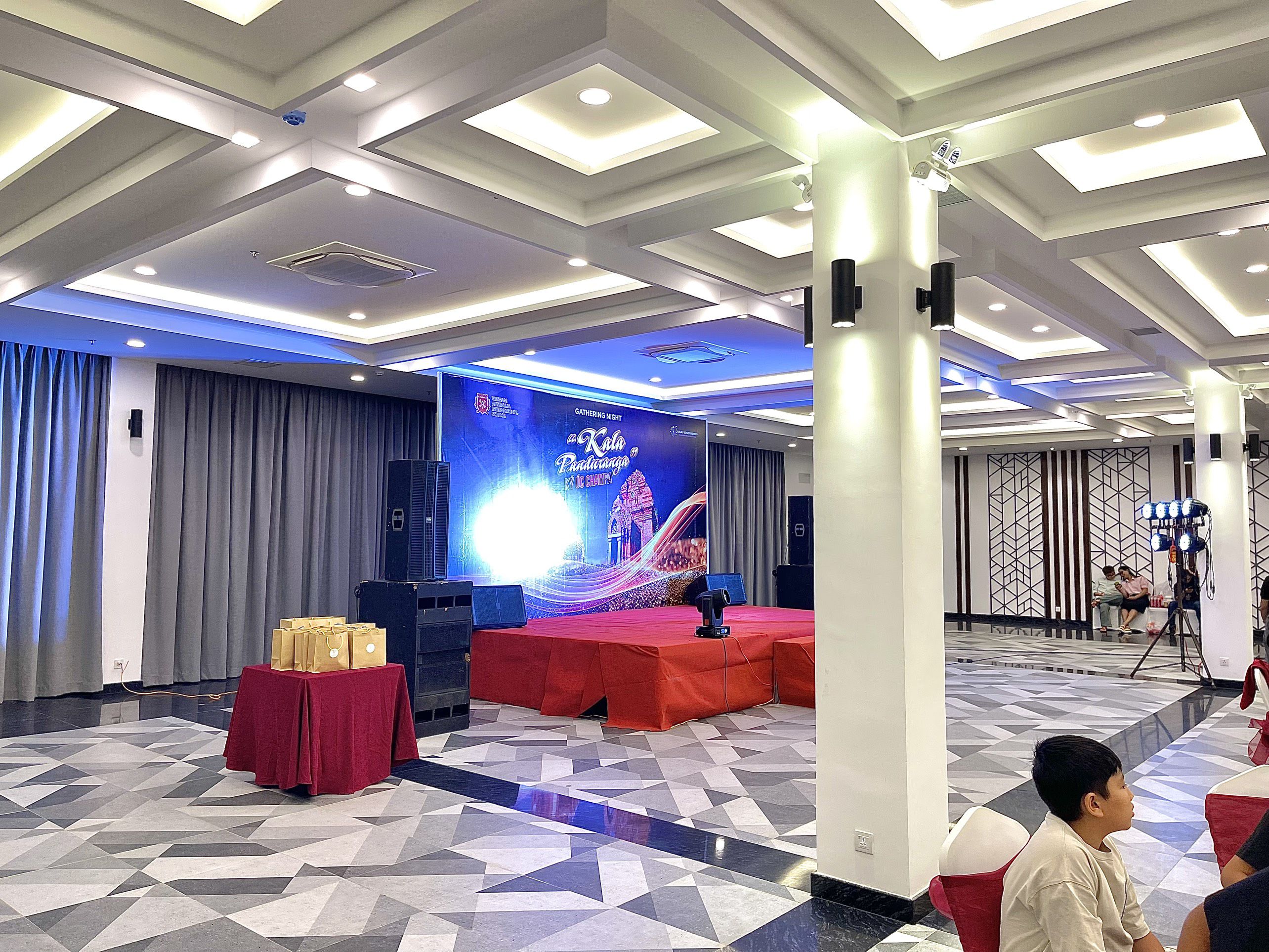 Thiết bị âm thanh ánh sáng sân khấu gala dinner tại resort Mũi Né Phan Thiết Bình Thuận